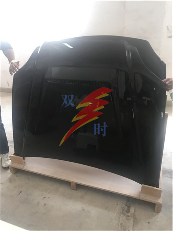 轿车前引擎盖